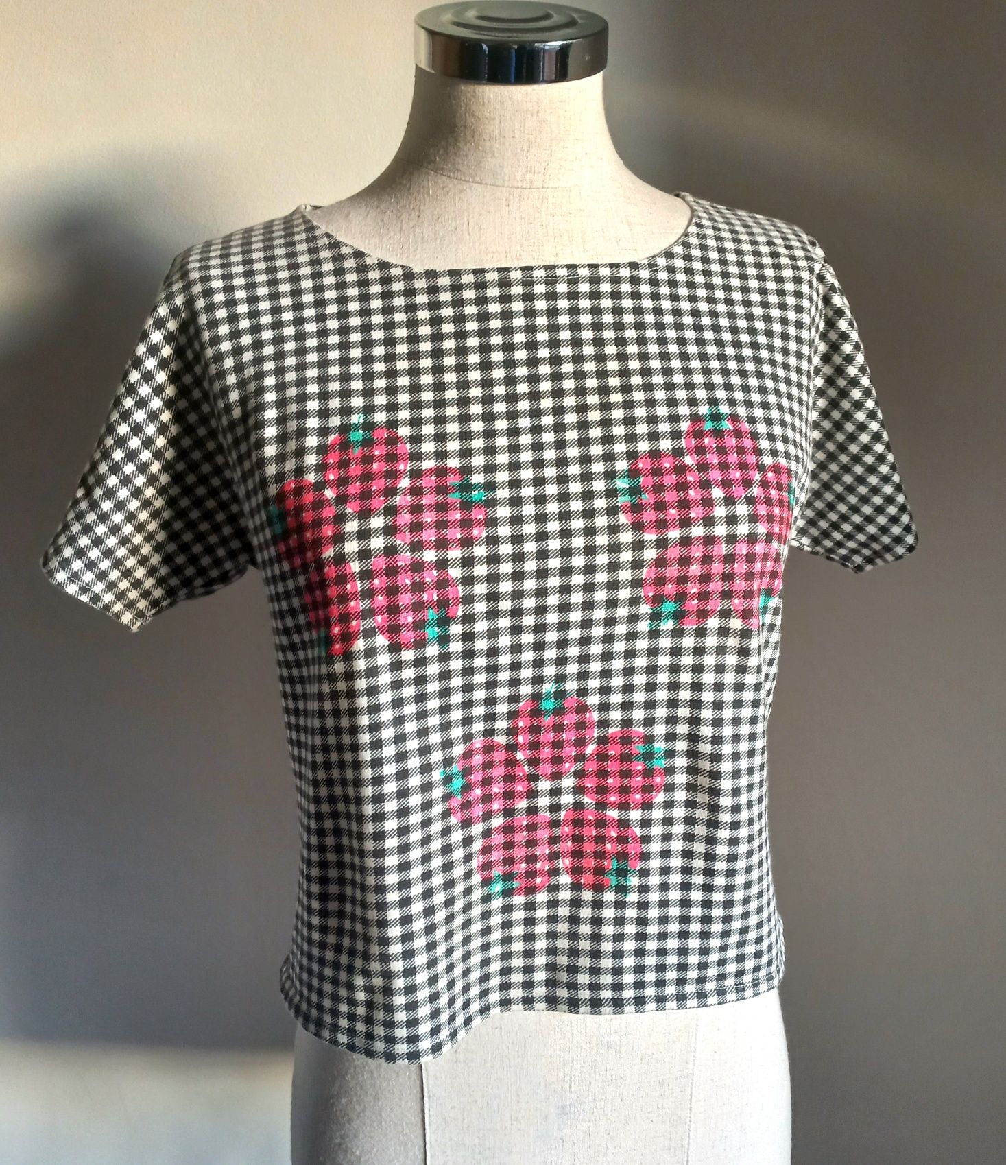 Camisola axadrezada com print morangos e cerejas