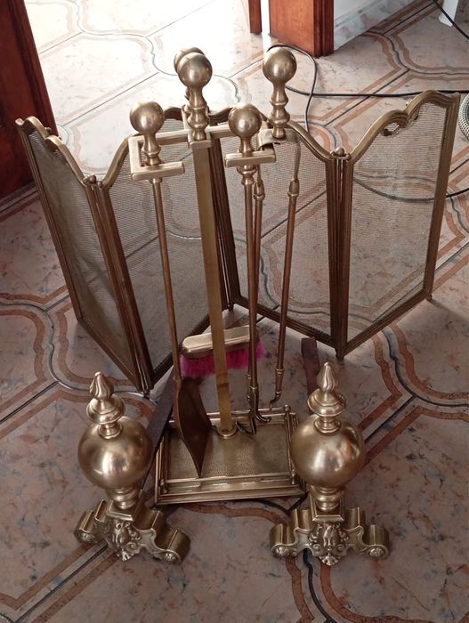 Conjunto de utensilios e andirons em latao anitgo