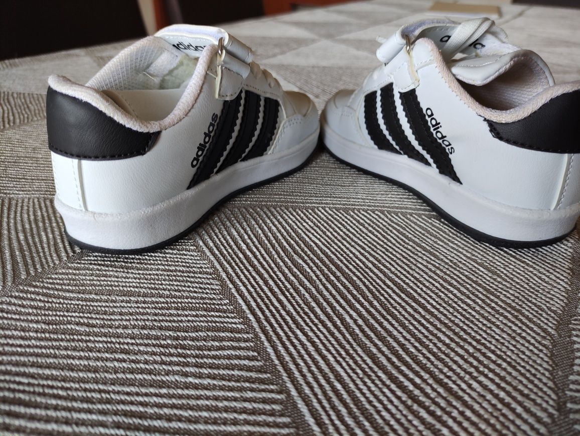Białe skórzane sneakersy dziecięce Adidas, NOWE, r.28, 16,5cm