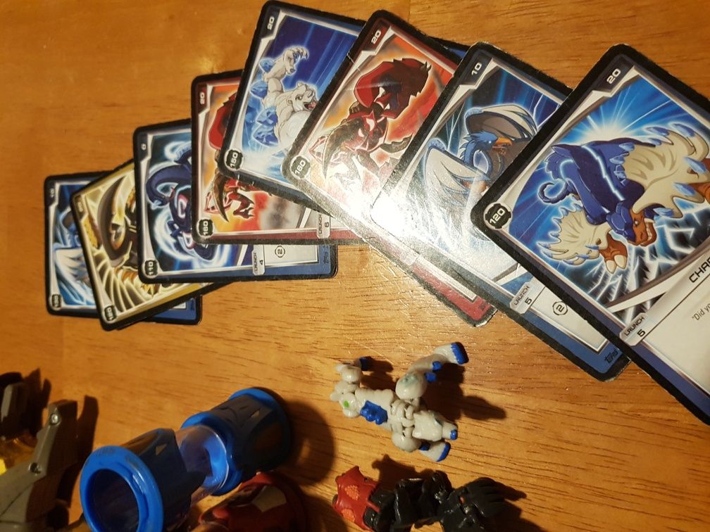 MONSUNO - świecaca wyrzutnia,rakieta,  8 kapsuł, 8 bohaterow + karty
