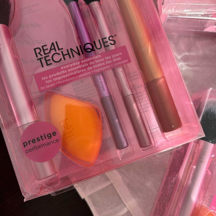 Пензлі, кісточки для макіяжу Real Techniques | Розпродаж