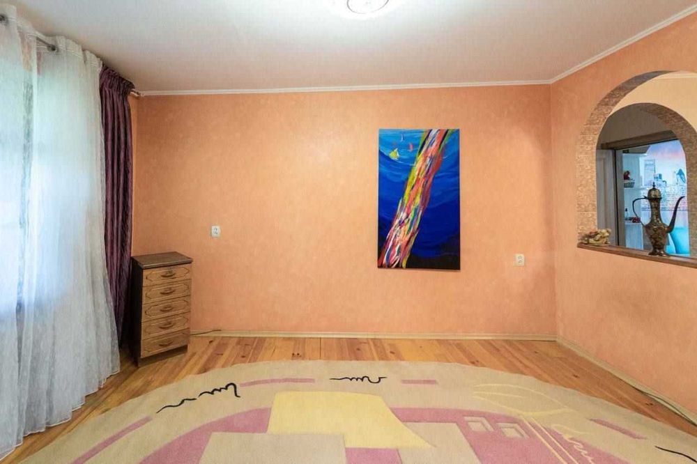 Продам  4 кімнатну квартиру з вітальнею на  вулиця Євгена Танцюри