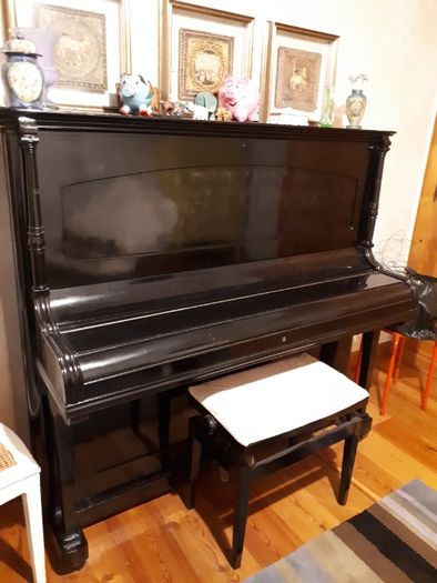 Piano Vertical Gustav Richter