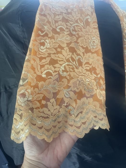 Tunica amarela e dourada em renda