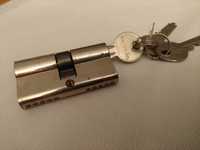 fechadura com chaves usada