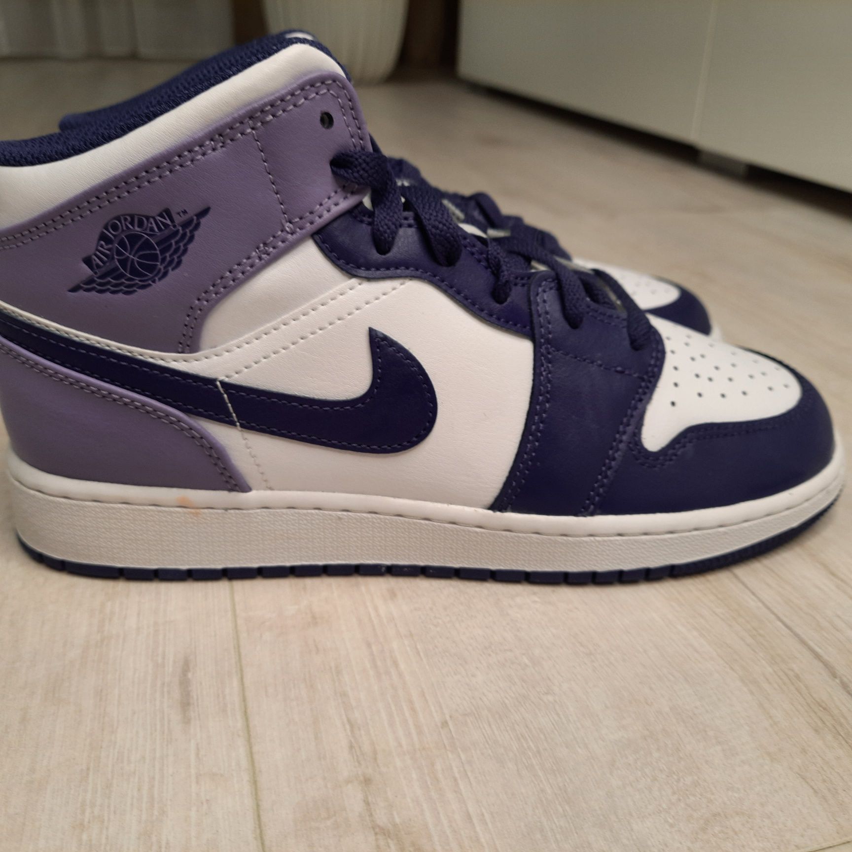 Оригінальні чоловічі кросівки AIR JORDAN AIR 1 MID WHITE/VIOLET DQ8423