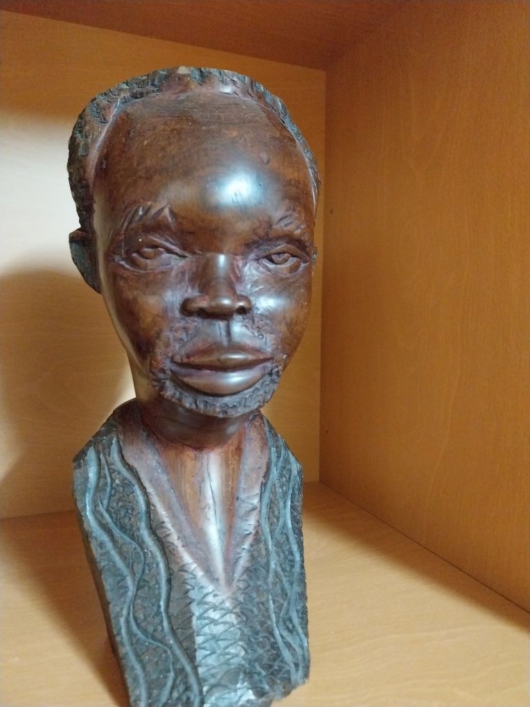 Busto de homem e mulher africana