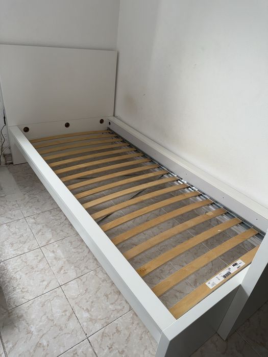 Vendo Cama com Estrado, 2 Gavetas e Colchão