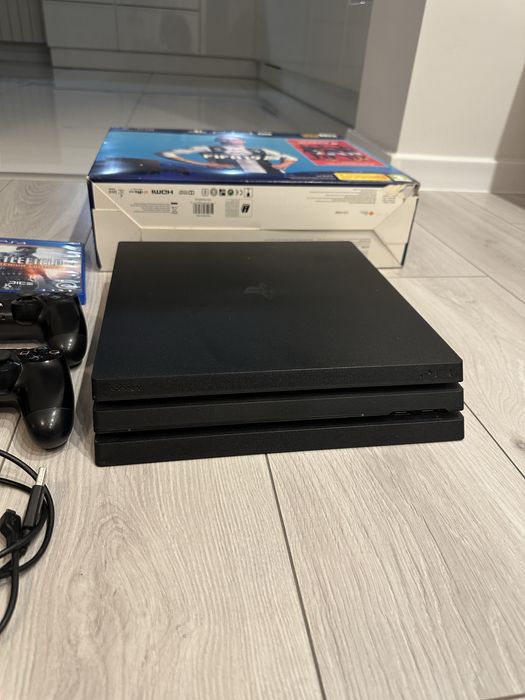 PlayStation 4 Pro 1TB+ 2 pady i 2 gry