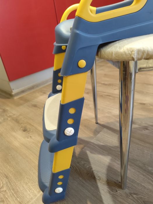 Навчальне сидіння на унітаз зі сходами для дітей