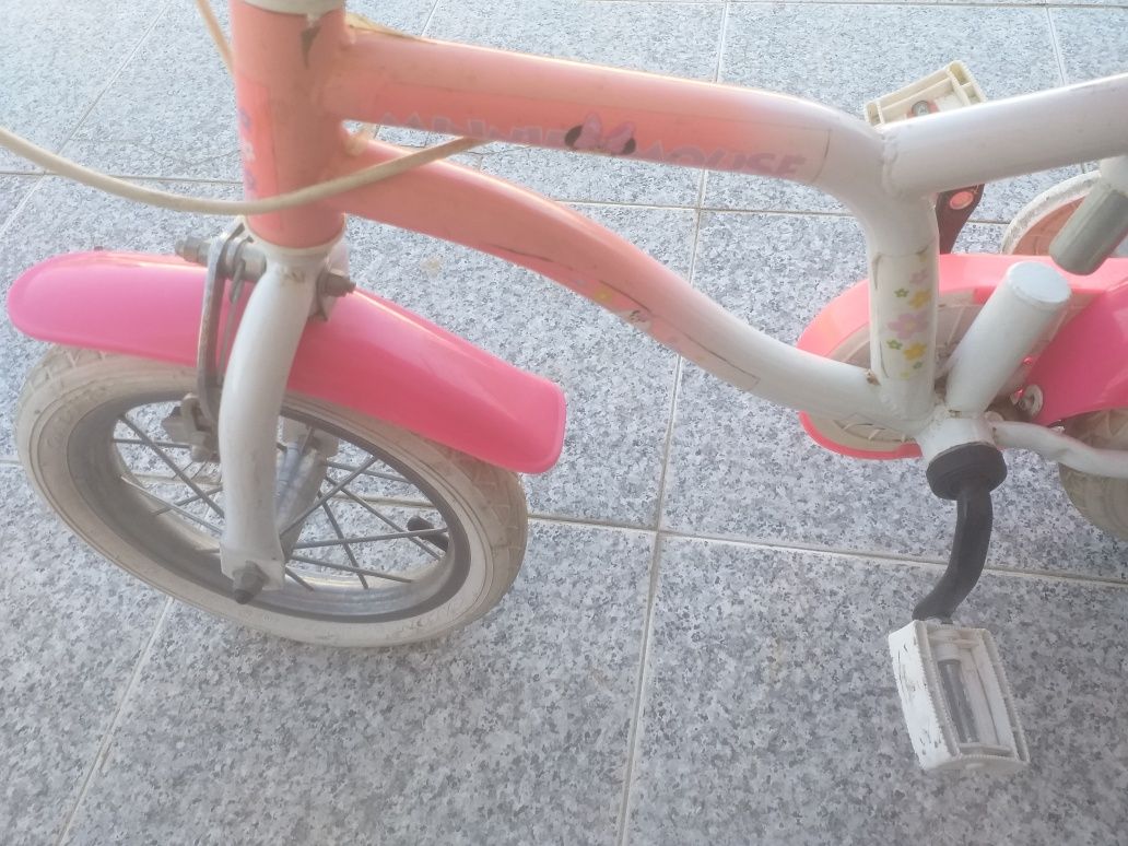 Bicicleta de criança com rodinhas da Minnie house