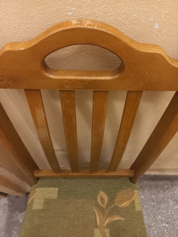 Drewniane krzesla tapicerowane
