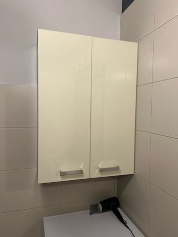 Sprzedam lakierowana wisząca szafkę łazienkowa