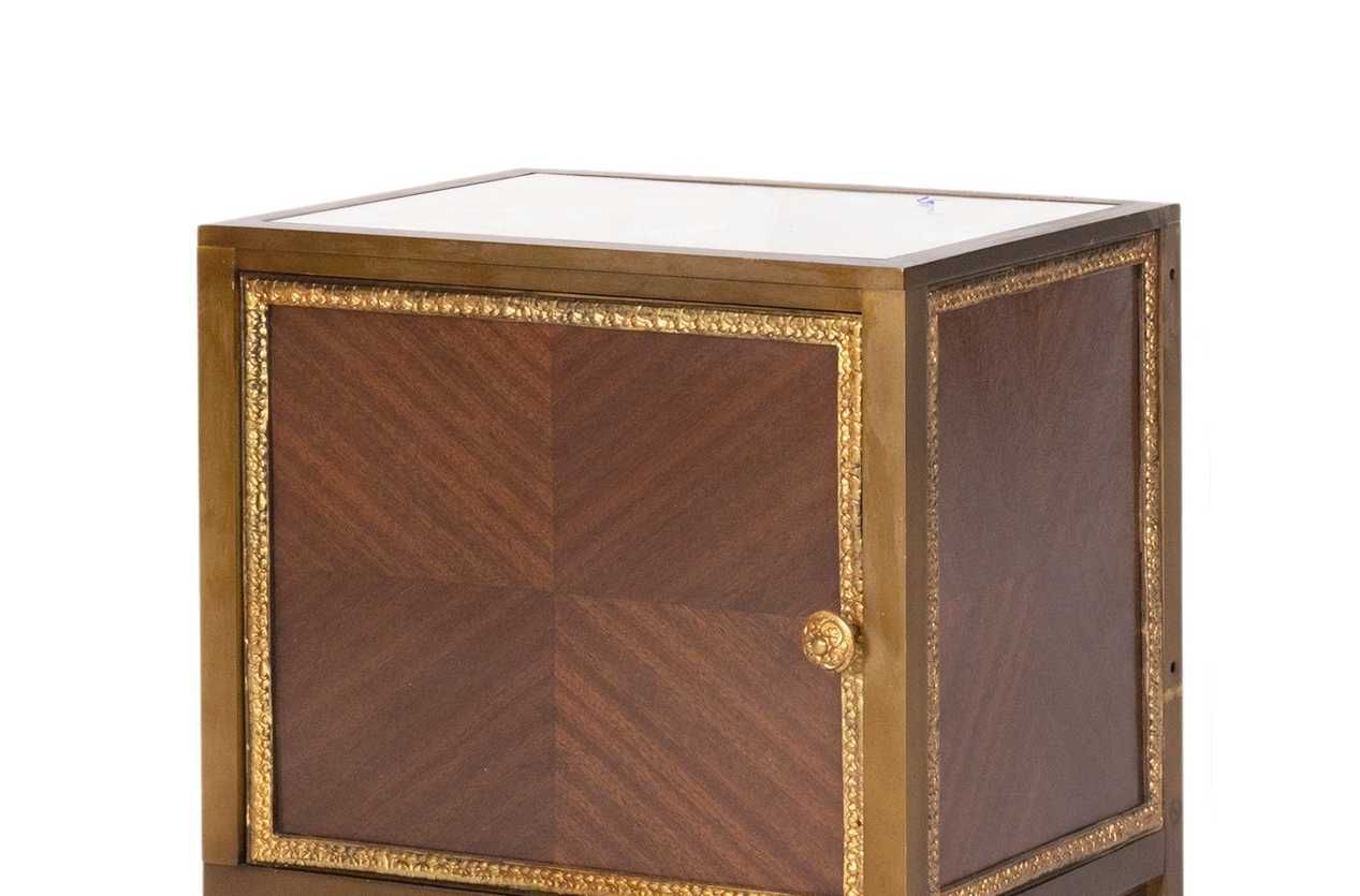 Mesa Cabeceira Luís XV | Bronze Dourado | Tampo Espelhado Pau Santo