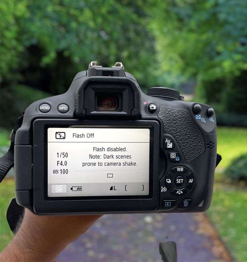 Canon Eos 700D ecrã toque com lente 18-55mm