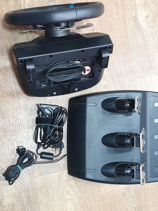 Руль Logitech G29 з педалями.