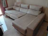 Sofa com dois puffs e arrumação