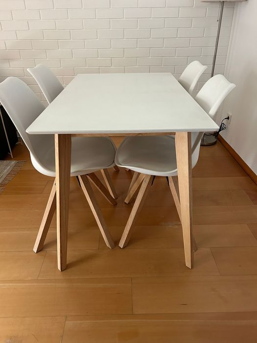 Mesa e cadeiras Jysk