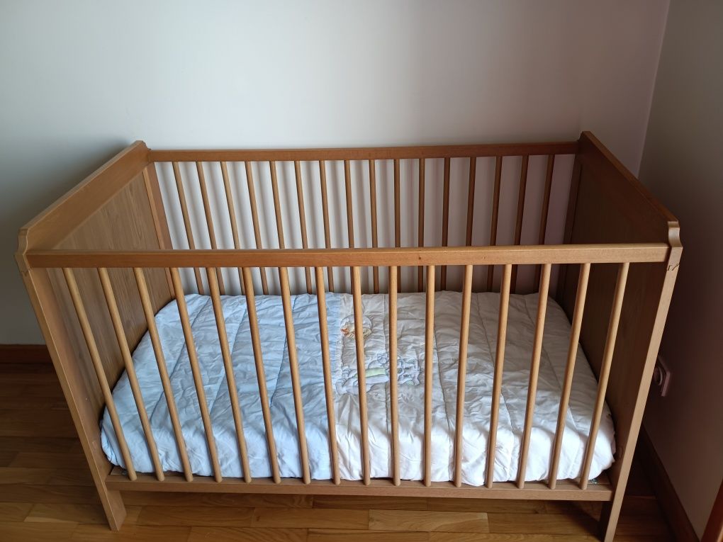 Cama/berço para bebé com oferta de colchão e edredão
