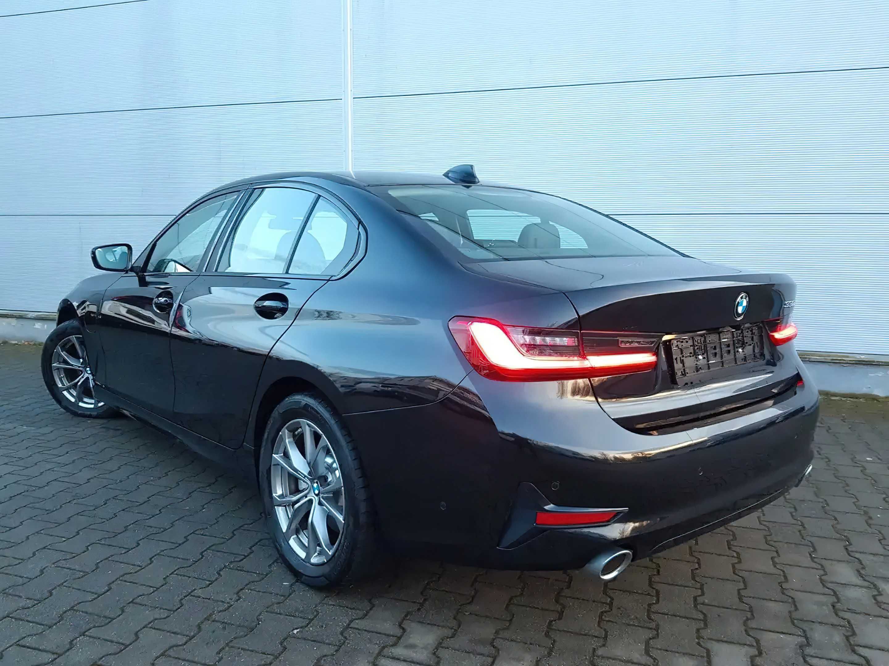 BMW     330E 2020