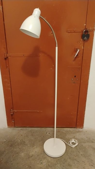 Lampa biała stojąca