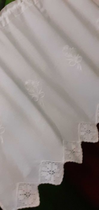 Firanka krótka lamberkin bawełniana z haftami i koronką