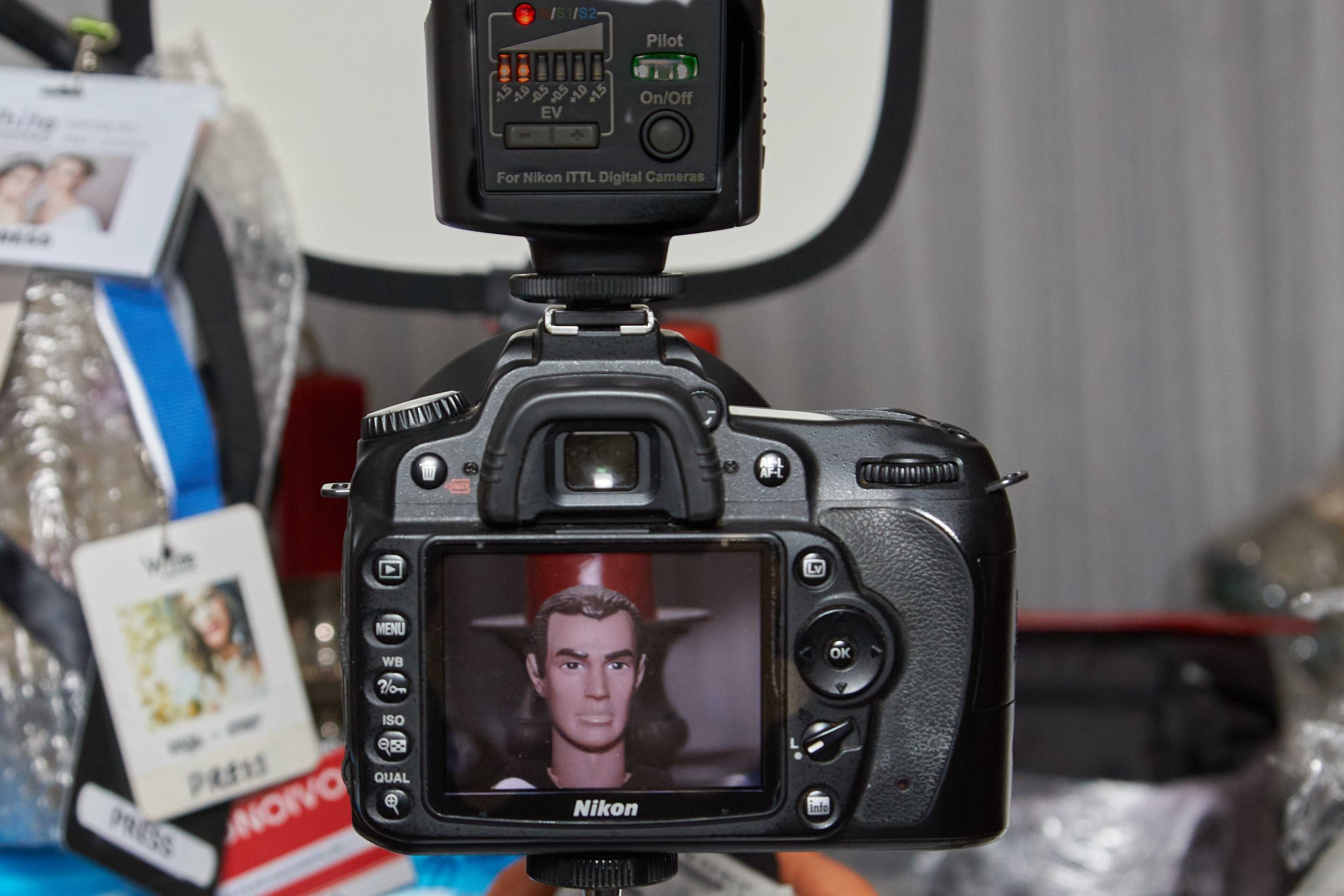 Nikon D90 (7800clics)  c/ Nikon AF Zoom 28-105mm Macro & Flash