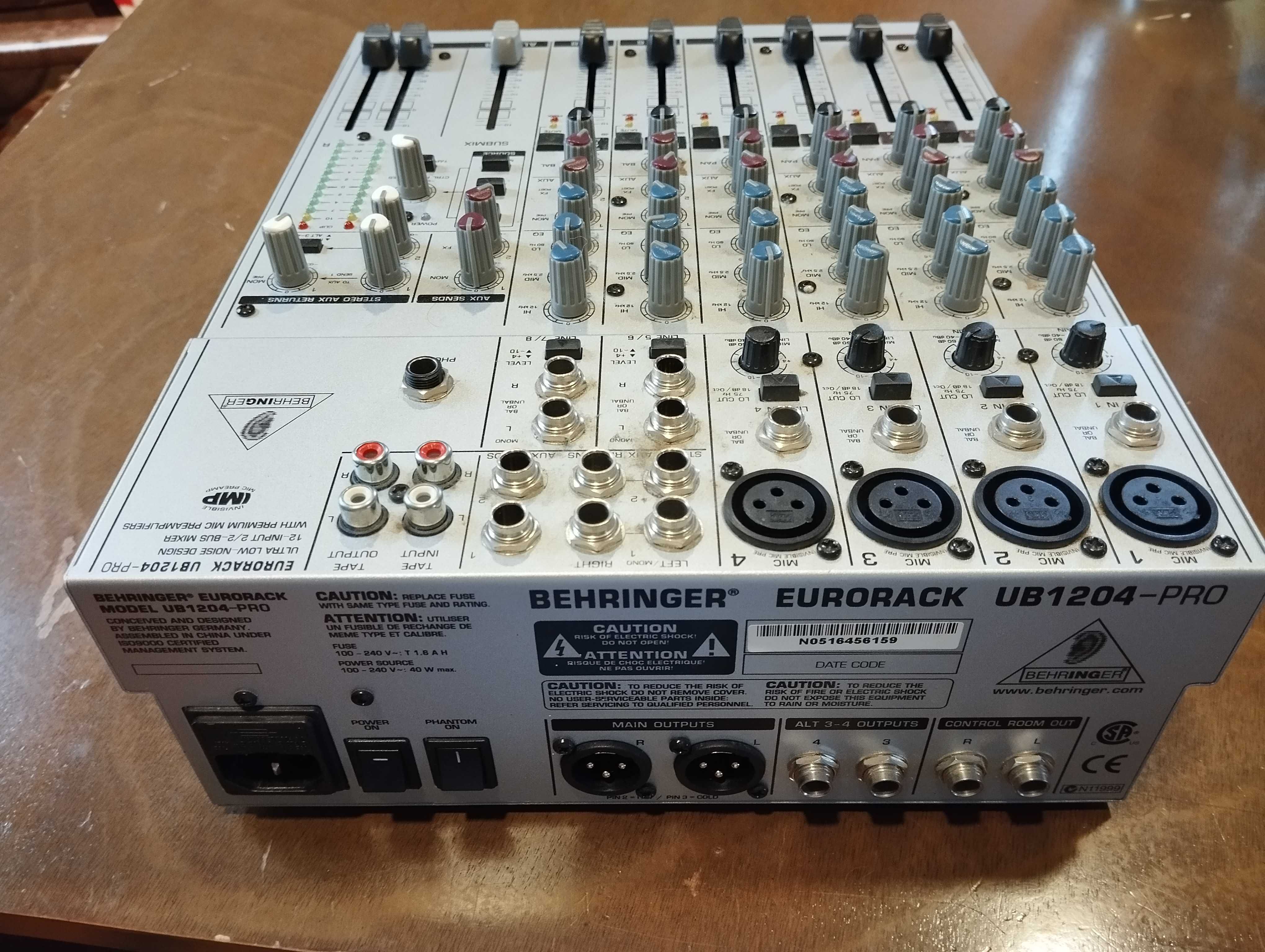 Пассивный микшерный пульт BEHRINGER UB1204-PRO