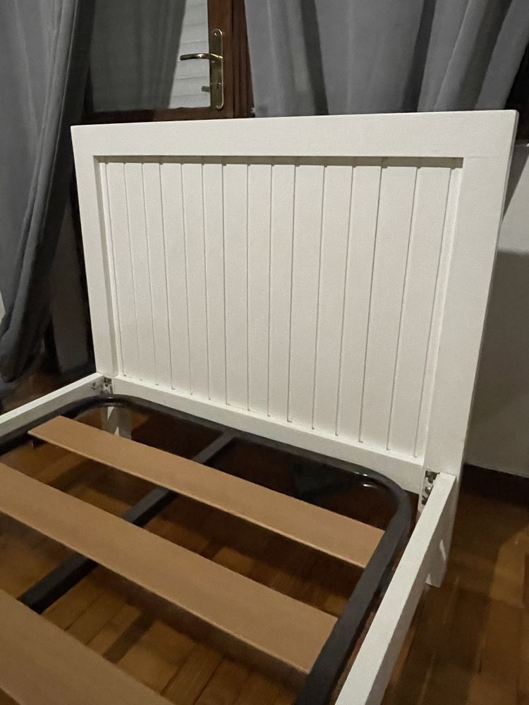 Cama branca com estrado e colchão (usado).