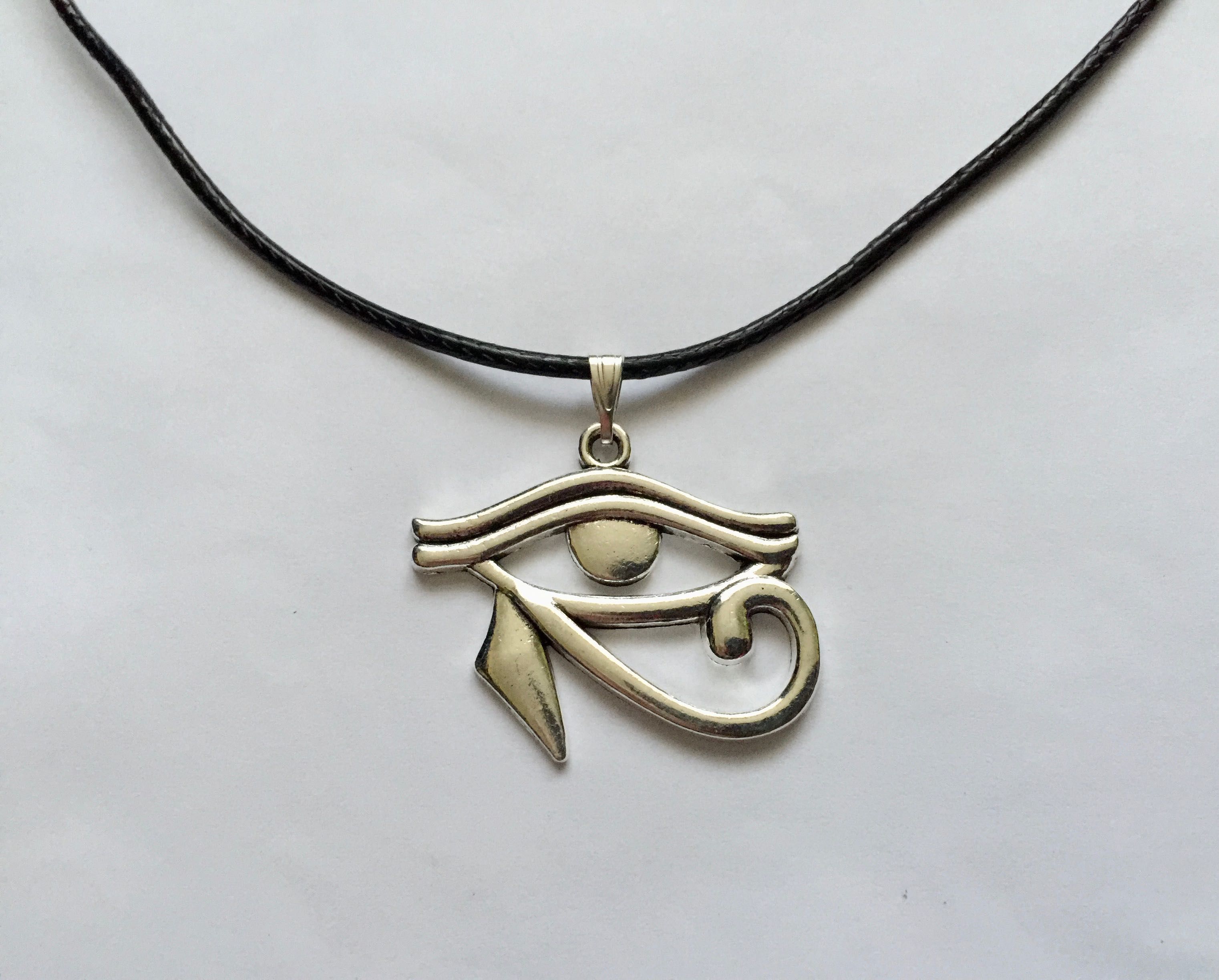 Egipt amulet Oko Horusa zawieszka na czarnym rzemyku srebrna
