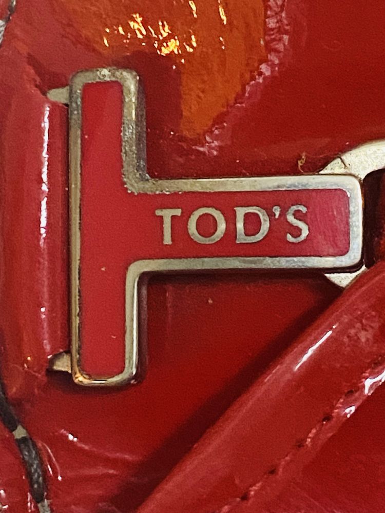 Sapatos tods vermelhos em pele
