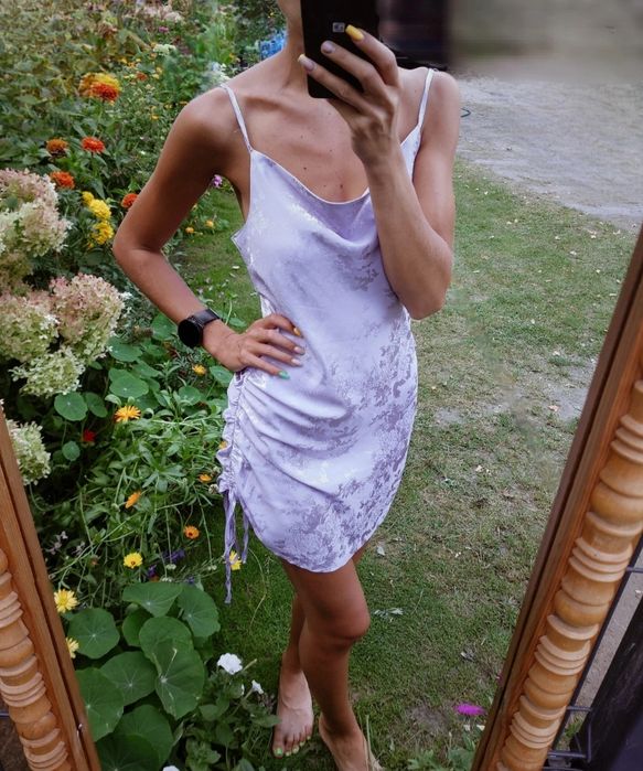 Satynowa żakardowa sukienka liliowa na wesele imprezę