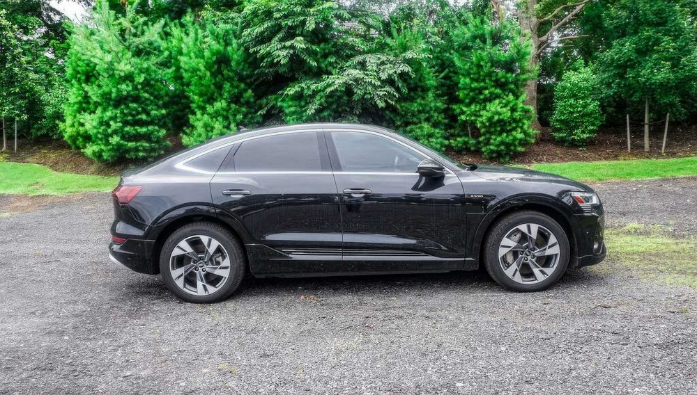 Audi e-tron      2022