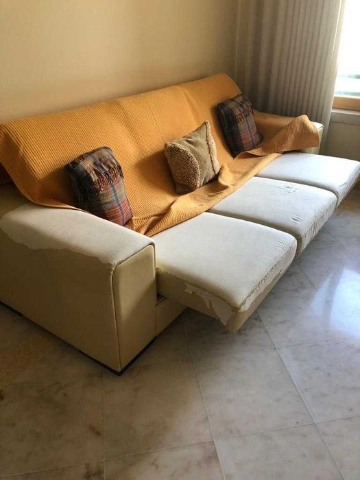 Sofá Moderno c/ 3 lugares chaise longue (necessita de ser estofado)