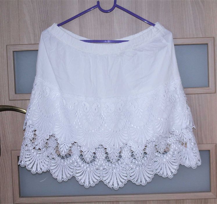 Biała spódniczka z koronką