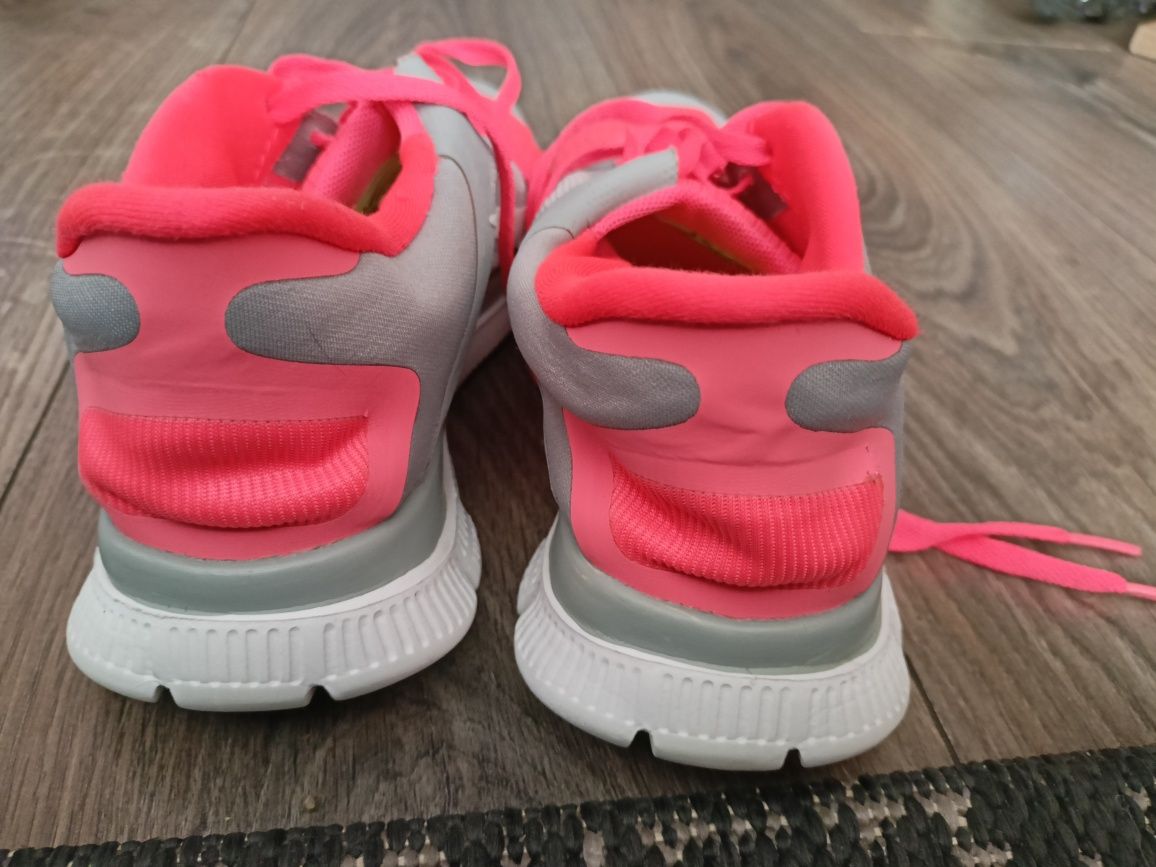 Damskie buty sportowe Nike 37.5