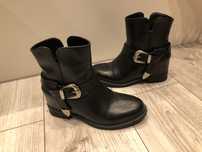 Buty botki czarne z klamra deezee