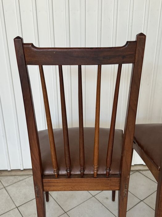 Conjunto de 4 cadeiras em madeira mogno com assento em couro castanho