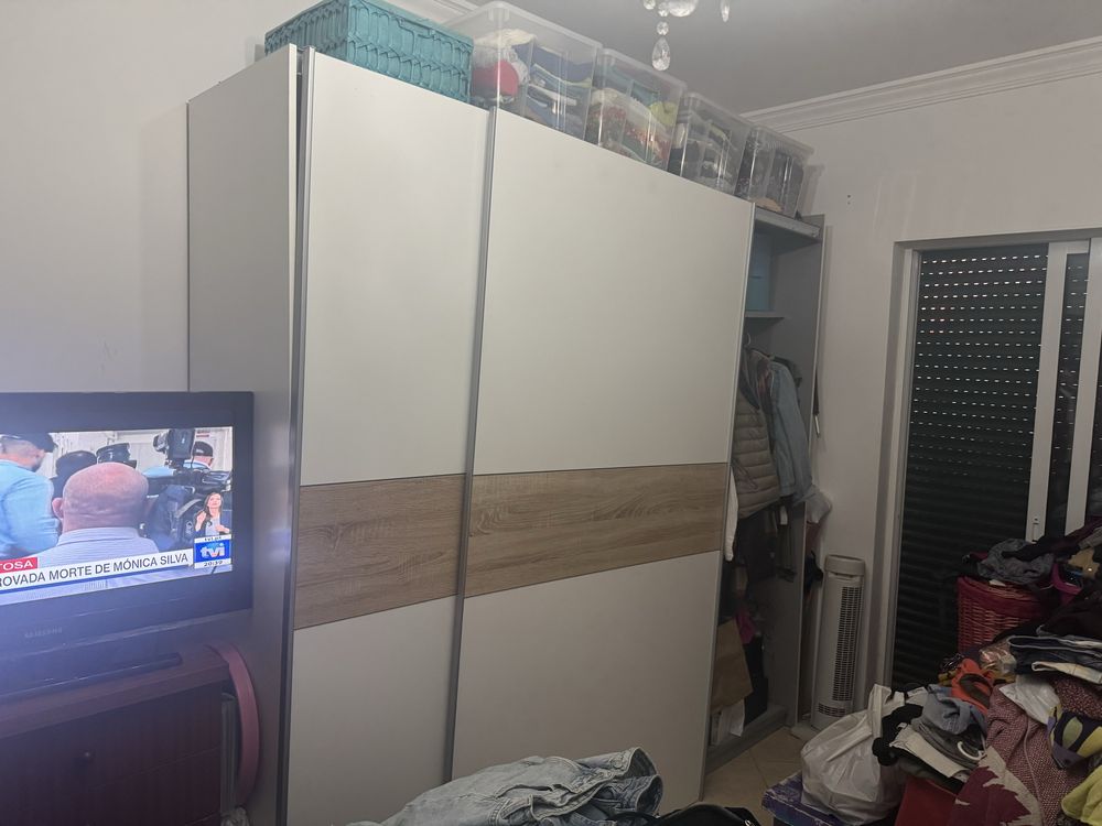 Roupeiros e sofa