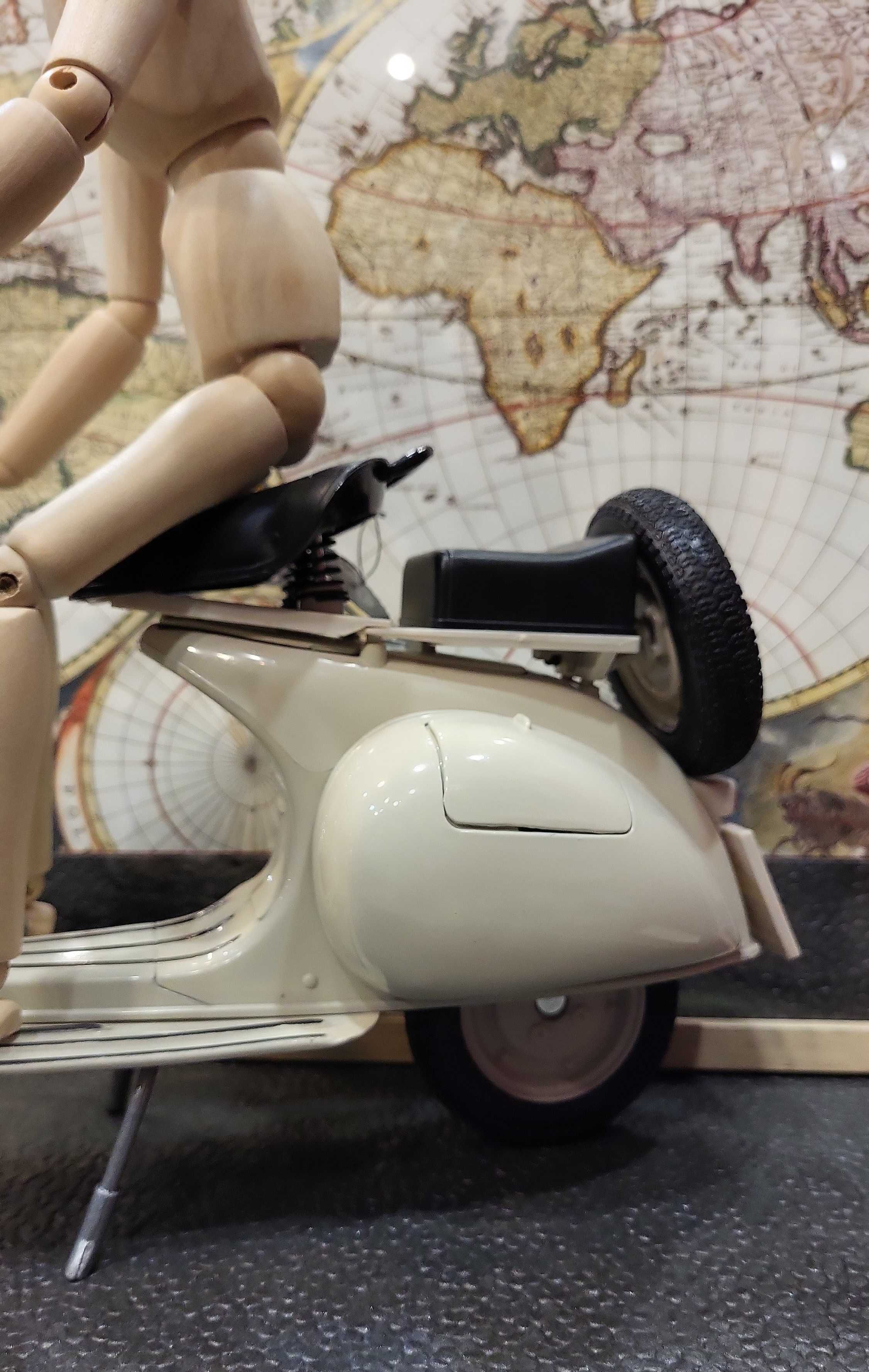 Miniatura Vespa modelo de 1955 cor creme