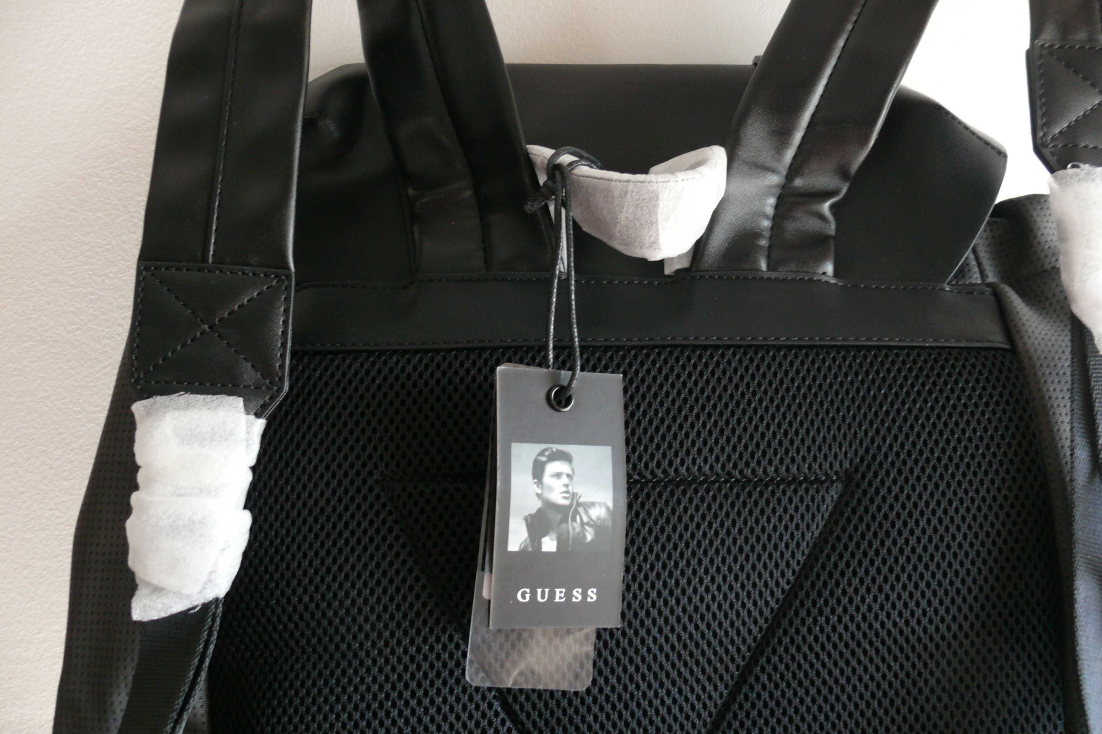 Mochila em pele Guess
