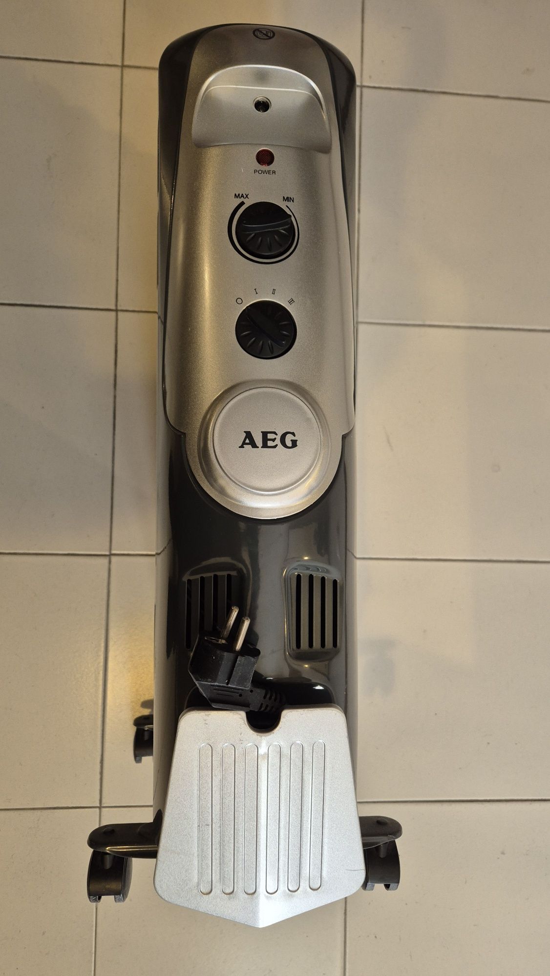 Aquecedor a óleo AEG modelo RA5521 com 2200W