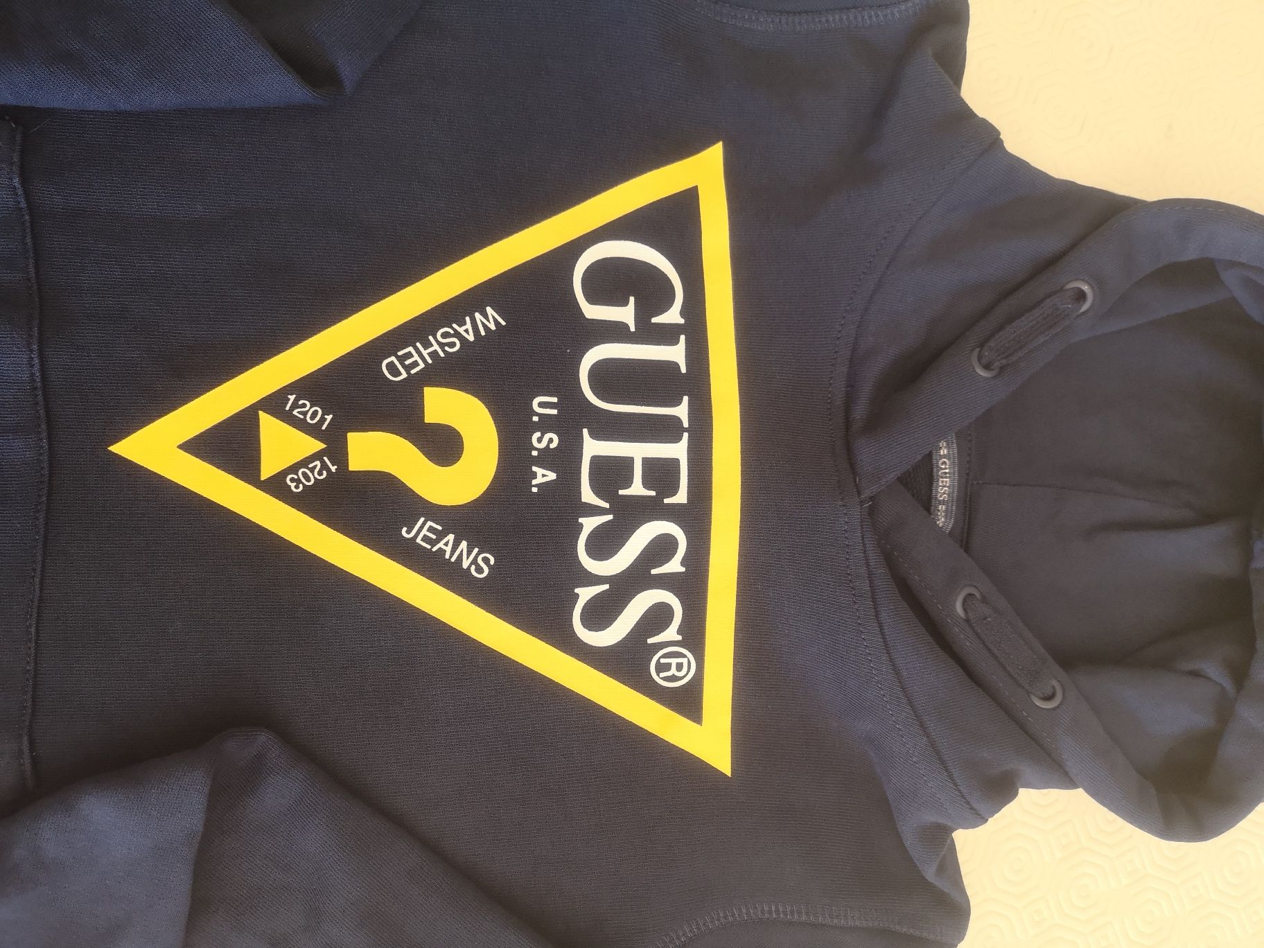 Sweatshirt GUESS manga comprida