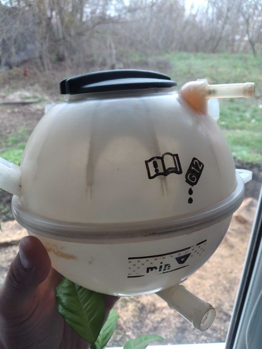 Розширітьільний бачок Шкода а5  вдуже доброму стані чистий,