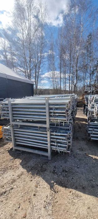 Stemple budowlane szalunki stropowe. Podpory metalowe głowice trojnogi