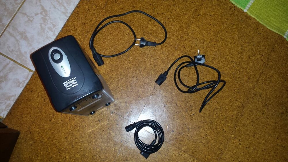 Telemóveis, cabos, web cam, aparelho para ligar ao computador