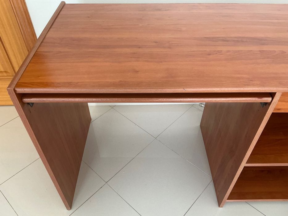 Secretária grande para computador com gaveta e prateleiras