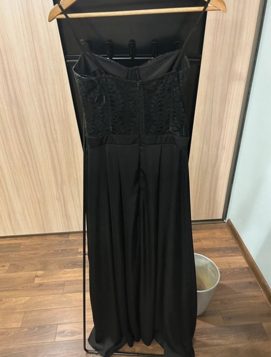 długa czarna elegancka sukienka na studniówkę