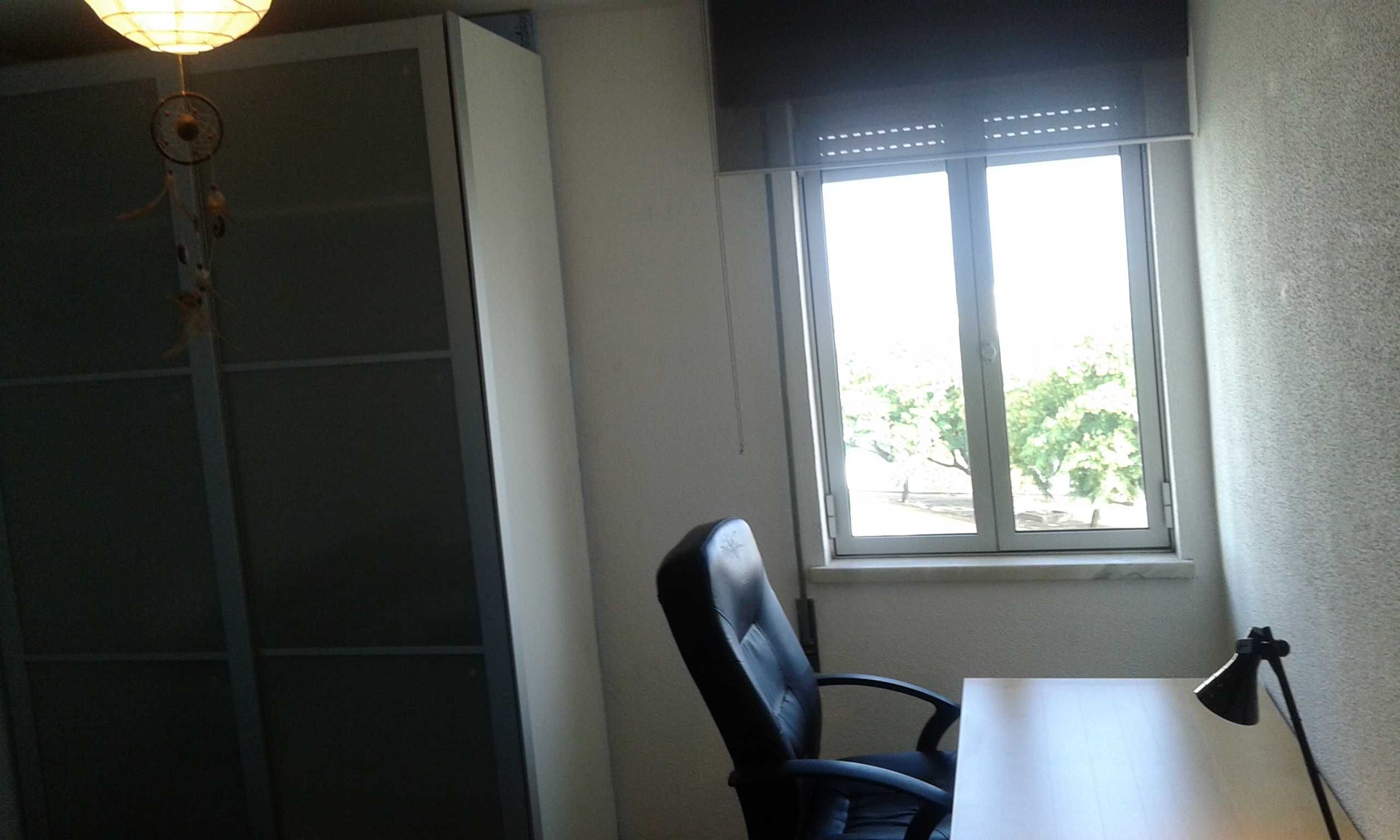 Quarto com cama de casal (só para uma pessoa)