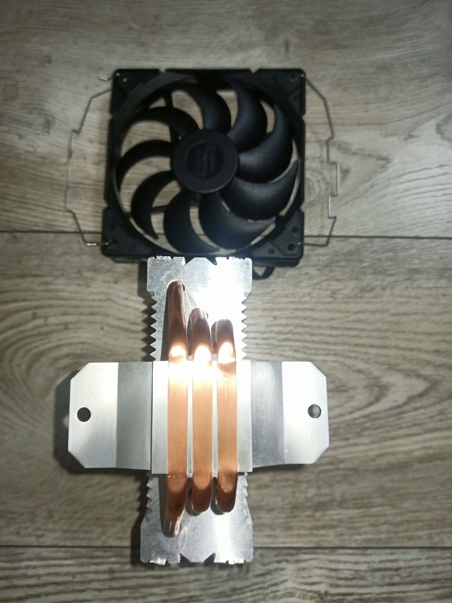 Radiator z Ciepłowodami Procesora z Wentylatorem
